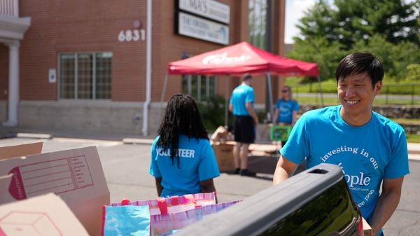 Apple Team member helping unload school supplies